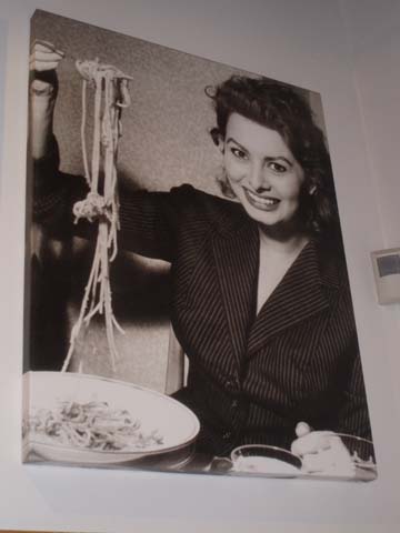 celebrities eating pasta